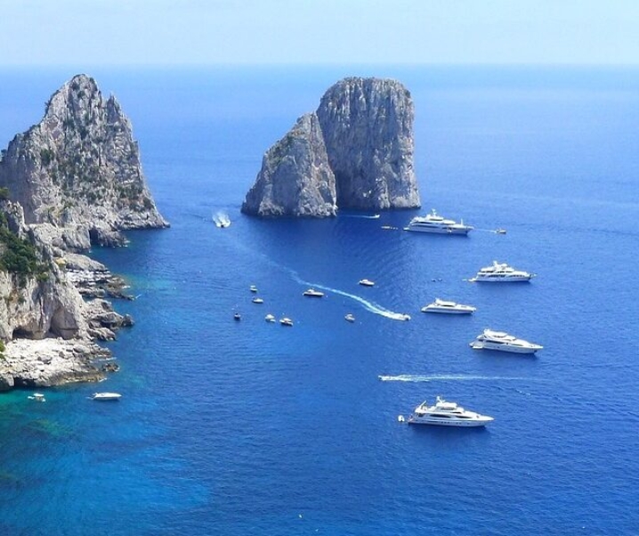 Capri, la perla nel mare delle sirene