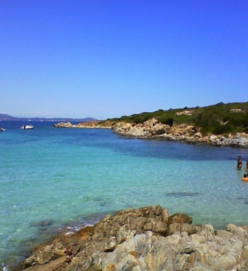 Cala Sabina, mare cristallino all’ombra dei ginepri