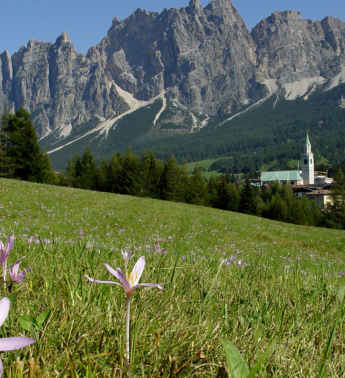 A Cortina d’Ampezzo in primavera si fa trekking tra le guglie