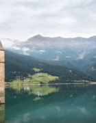 Al Lago di Resia in inverno: sci, storia, natura e antichi sapori